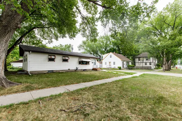 1011 College ST N, Fargo, ND 58102