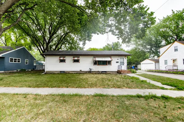 1011 College ST N, Fargo, ND 58102