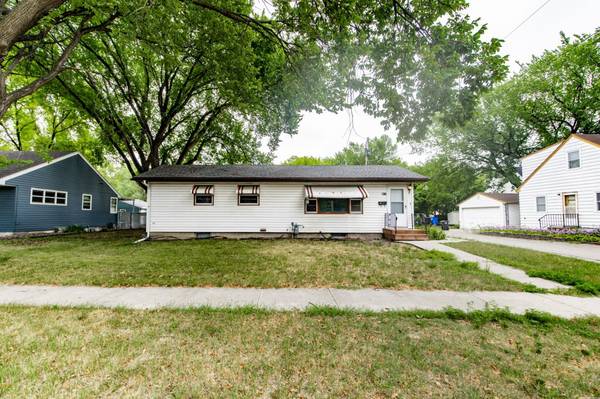 1011 College ST N, Fargo, ND 58102