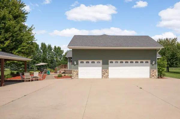 423 Doppy LN, Le Sueur, MN 56058
