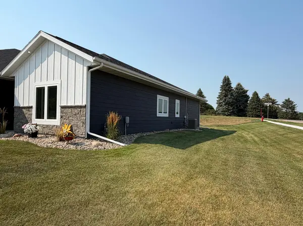 719 Tallgrass CIR, Luverne, MN 56156