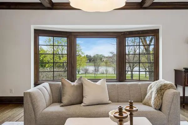 2204 W Lake Of The Isles Pkwy, Minneapolis, MN 55405