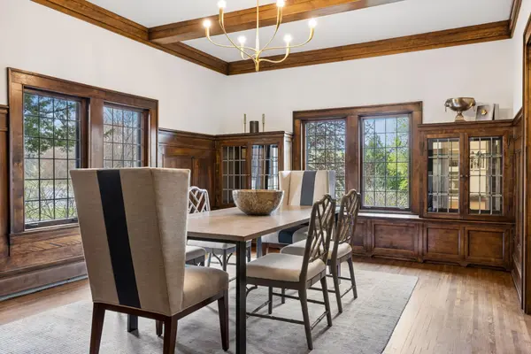 2204 W Lake Of The Isles Pkwy, Minneapolis, MN 55405