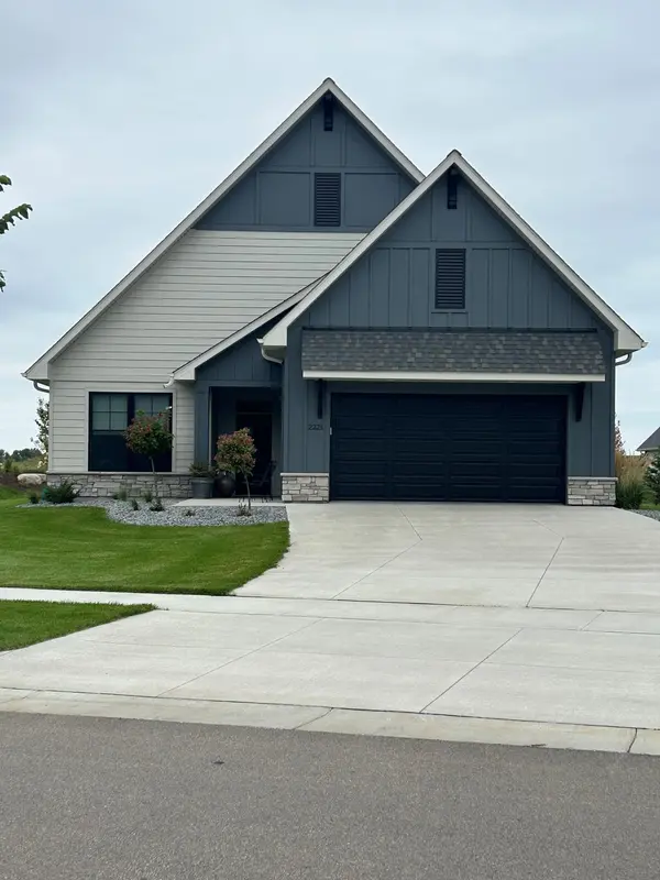 2240 Sydney LN, Hudson, WI 54016