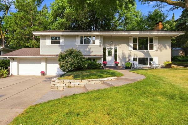 6616 Hillside LN, Edina, MN 55439