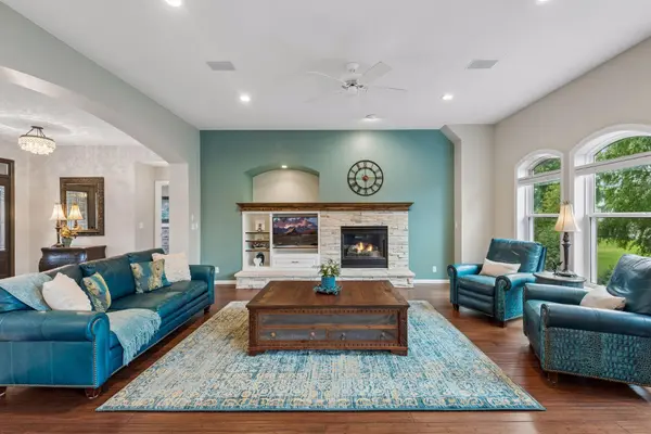2462 Lone Eagle TRL, Woodbury, MN 55129