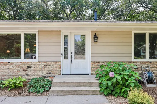 6360 Forest CIR, Chanhassen, MN 55331