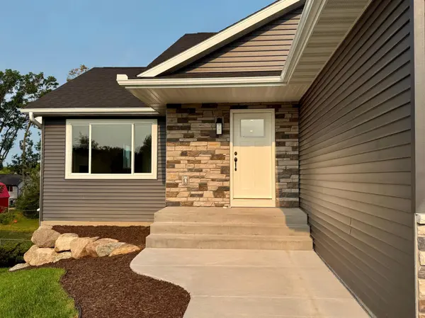 6073 Fuller CIR, Wyoming, MN 55092