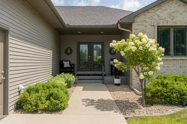 121 Grovebrook DR, Mankato, MN 56001
