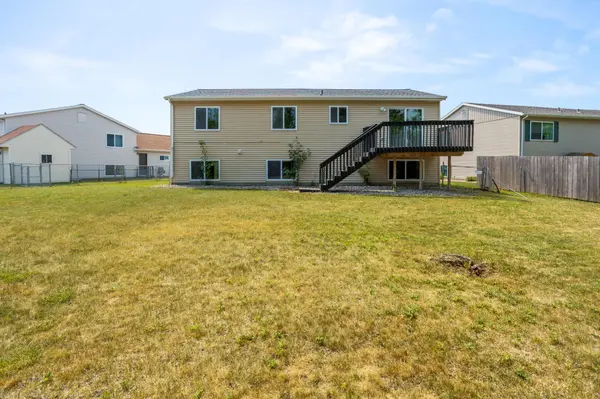 1860 Huntington LN, West Fargo, ND 58078