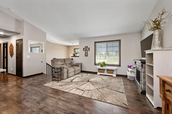 704 Bremen CIR, Waverly, MN 55390