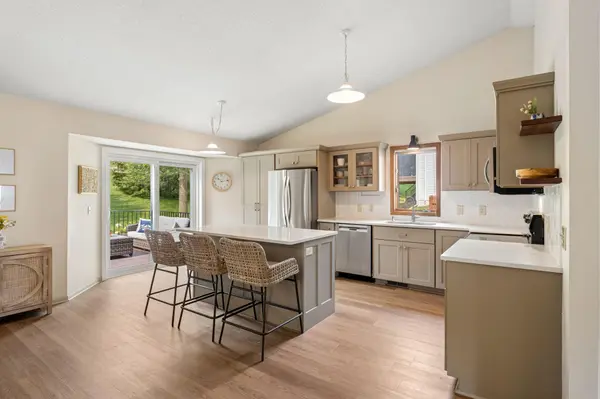 1584 Lake Susan Hills DR, Chanhassen, MN 55317