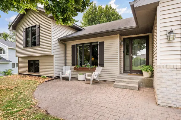 1584 Lake Susan Hills DR, Chanhassen, MN 55317