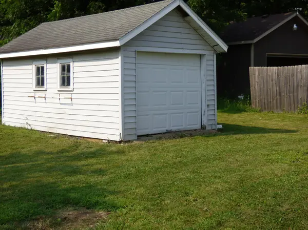 2 S Maple AVE, Le Center, MN 56057
