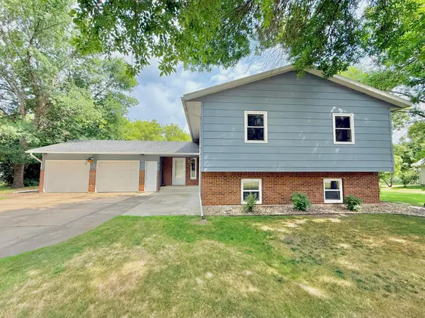 219 Lakeview DR, Spicer, MN 56288