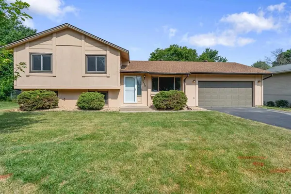 3819 Lodestone LN, Eagan, MN 55122