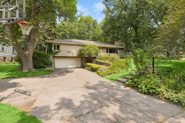2237 Edgcumbe RD, Saint Paul, MN 55116