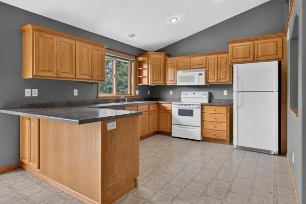 206 Hunters CT, Eagle Lake, MN 56024