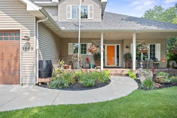 1869 White Oak DR, Chaska, MN 55318