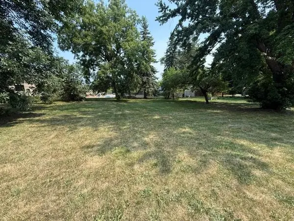 819 E Meadow LN, Redwood Falls, MN 56283