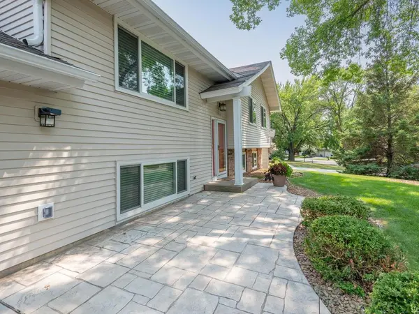 7926 Chesshire LN N, Maple Grove, MN 55311