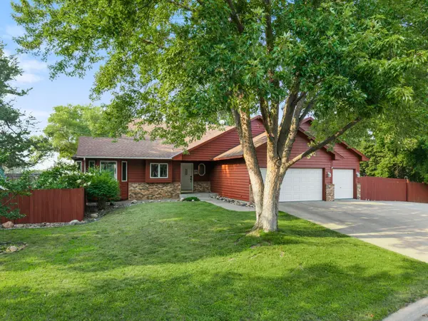 1820 Slater LN, Burnsville, MN 55337