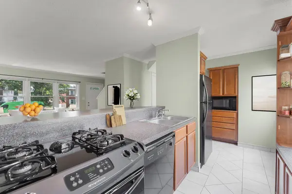 2037 Montreal AVE, Saint Paul, MN 55116
