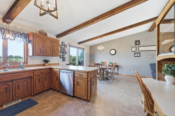 902 Park LN, Belle Plaine, MN 56011