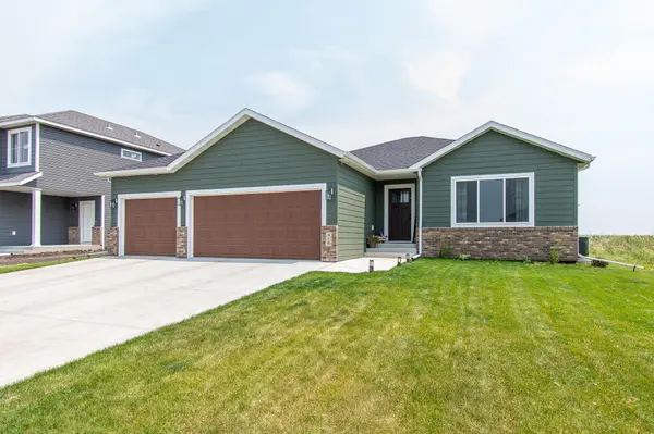 418 Lionheart DR, Horace, ND 58047