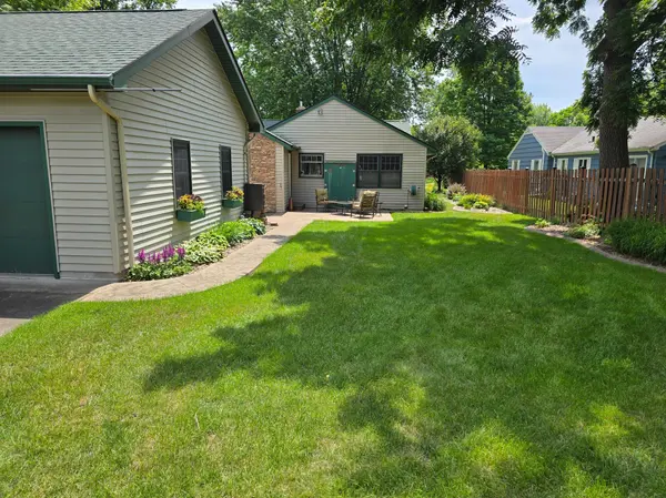 493 Wheelock Pkwy W, Saint Paul, MN 55117