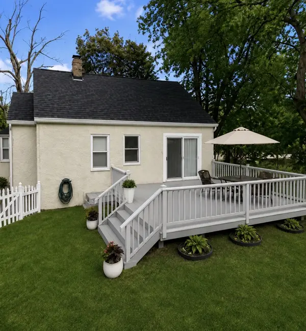 774 County Road B W, Roseville, MN 55113