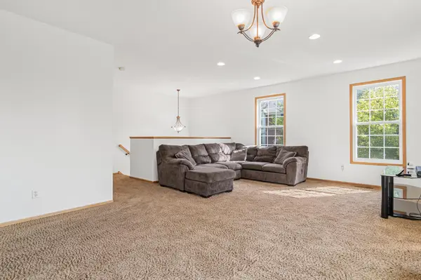 15871 Freedom LN, Apple Valley, MN 55124
