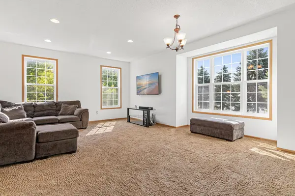 15871 Freedom LN, Apple Valley, MN 55124
