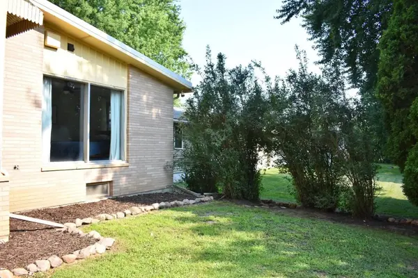 304 Independence AVE S, Clarks Grove, MN 56016