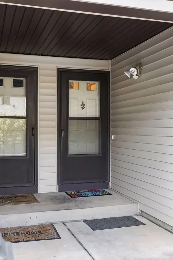 2002 Mesabi AVE E, Maplewood, MN 55109