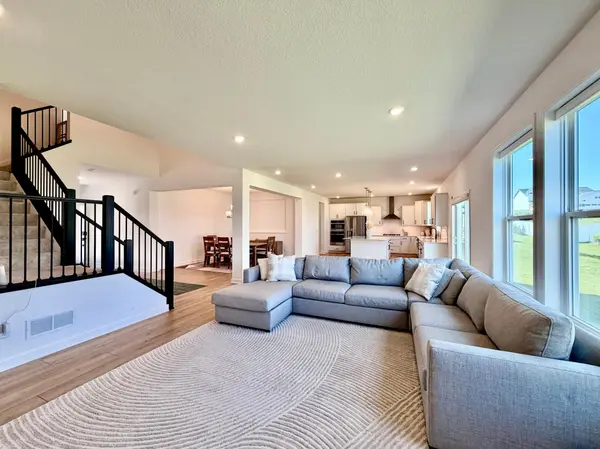 18112 Hounds DR, Lakeville, MN 55044