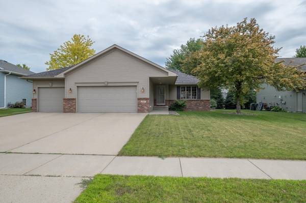 240 Grovebrook CIR, Mankato, MN 56001