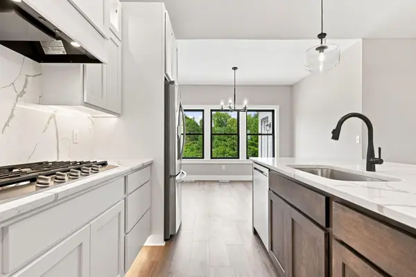 529 Chapman Hills Ct, Hudson, WI 54016