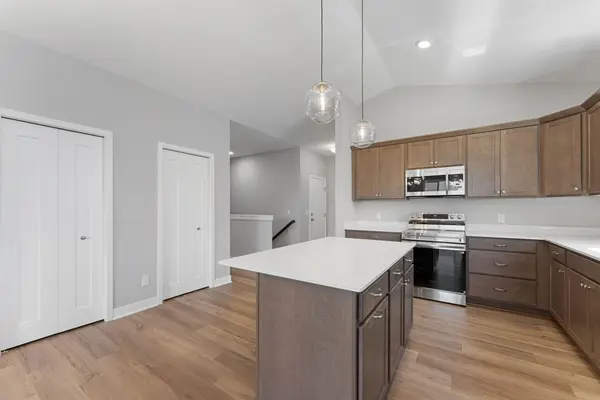 2120 Ridgepointe DR, Hastings, MN 55033