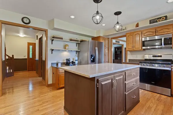 7020 Beacon CIR, Eden Prairie, MN 55346