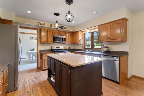 7020 Beacon CIR, Eden Prairie, MN 55346