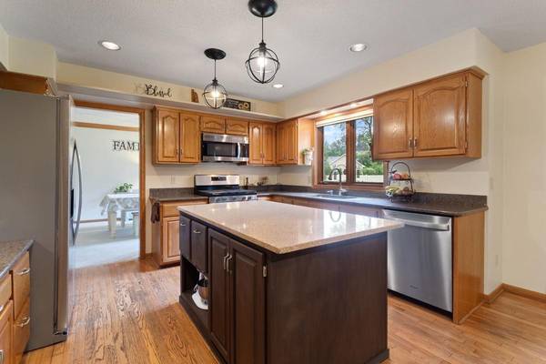 7020 Beacon CIR, Eden Prairie, MN 55346