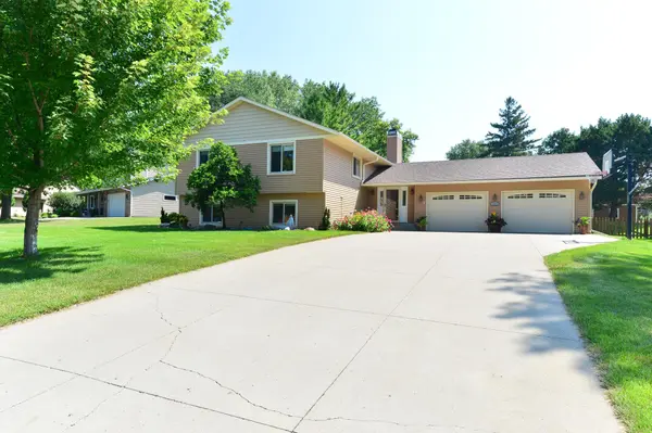 17400 Barrington CT, Minnetonka, MN 55345