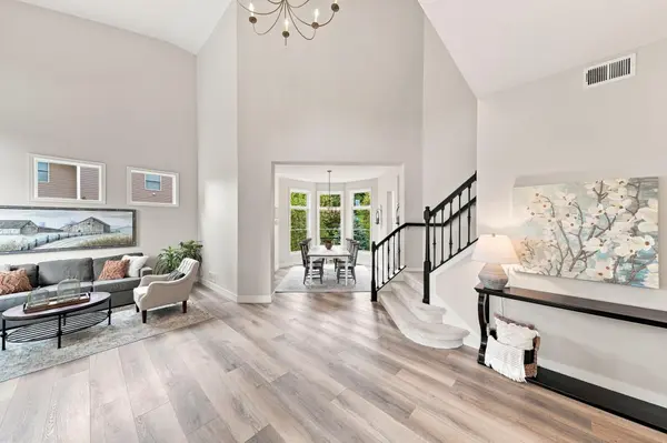6865 Sapphire LN, Chanhassen, MN 55317