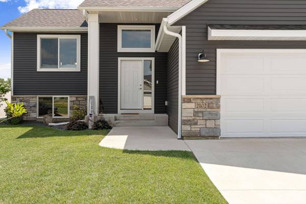 2102 14th AVE NE, Austin, MN 55912