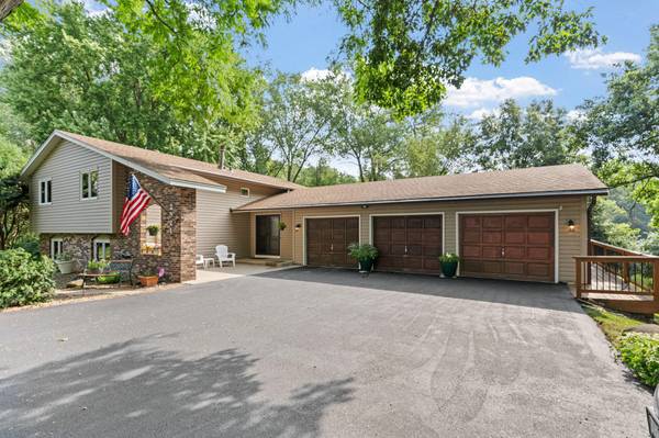 2821 Saddlebrooke CIR, Minnetonka, MN 55305