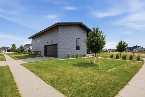 4718 Foxtail LN S, Fargo, ND 58104