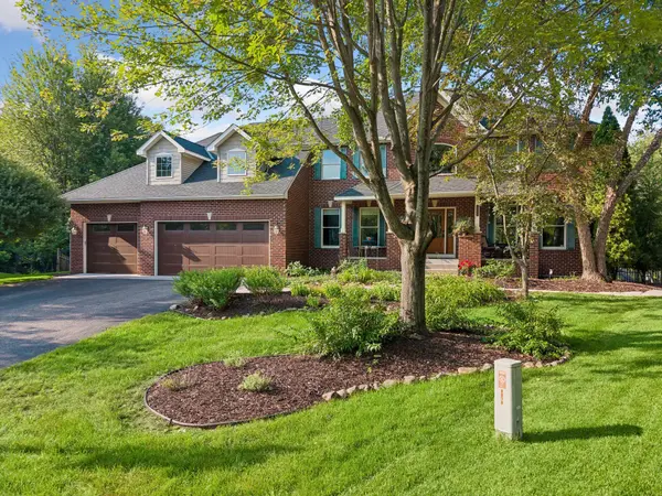 8381 Hidden Ponds Alcove, Woodbury, MN 55125
