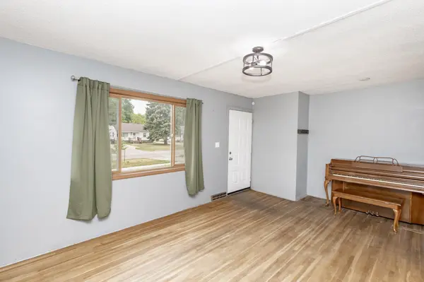 1542 13 1/2 ST S, Fargo, ND 58103