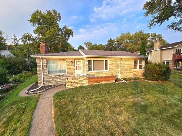 1736 E Shore DR, Maplewood, MN 55109